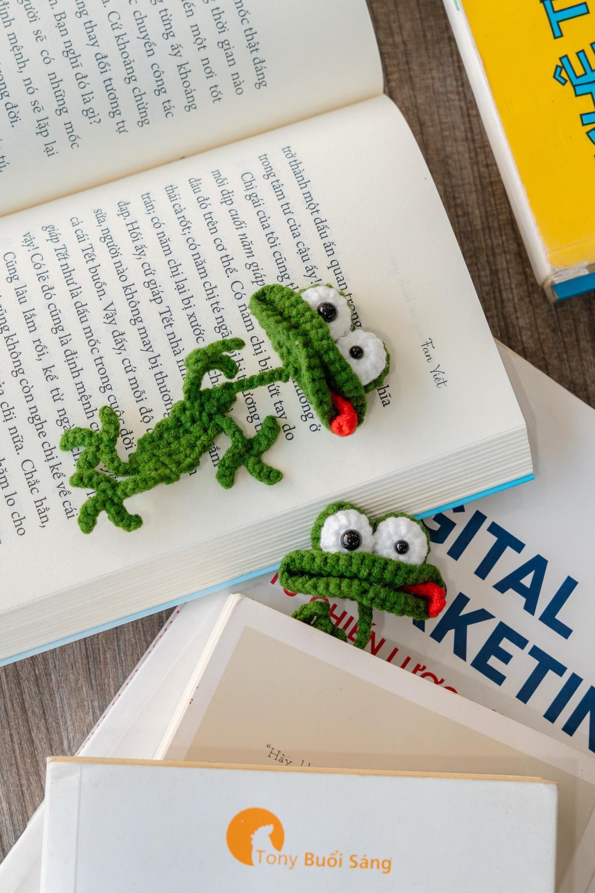 Funny Lizard Coaster – Cute Crochet Desk Buddy | Stress Relief Gift | Quirky Table Decor | Daily Use Coaster | Gift for Bestfriend