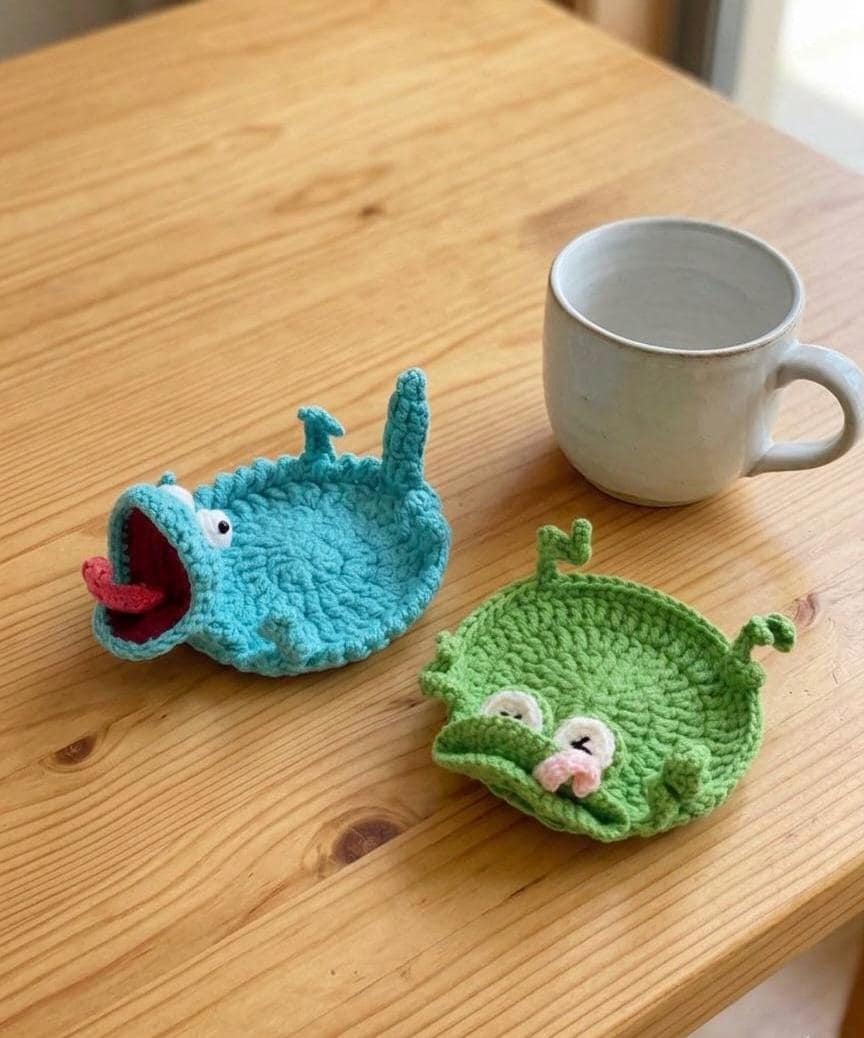 Funny Lizard Coaster – Cute Crochet Desk Buddy | Stress Relief Gift | Quirky Table Decor | Daily Use Coaster | Gift for Bestfriend