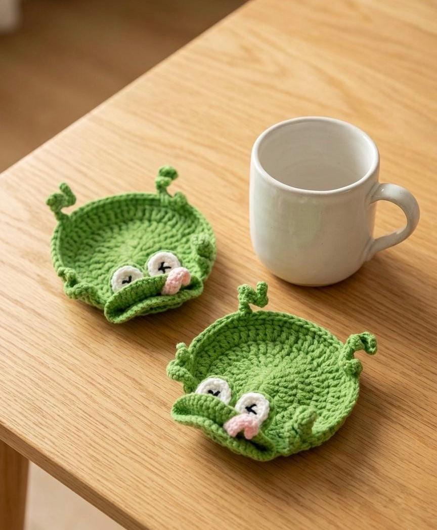 Funny Lizard Coaster – Cute Crochet Desk Buddy | Stress Relief Gift | Quirky Table Decor | Daily Use Coaster | Gift for Bestfriend